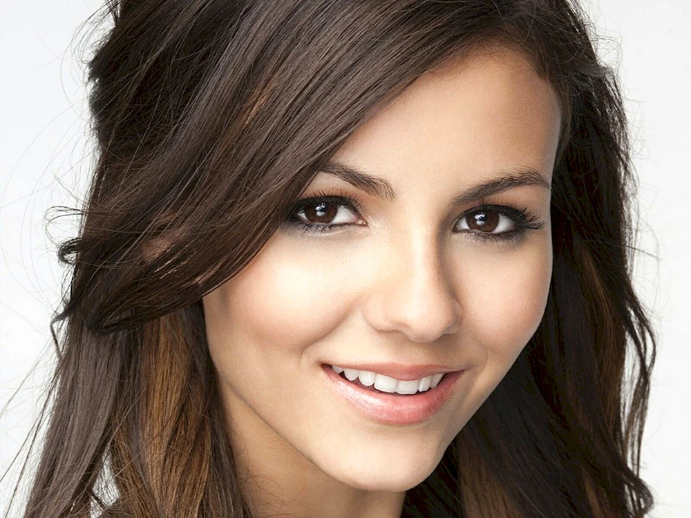 Victoria Justice Augen