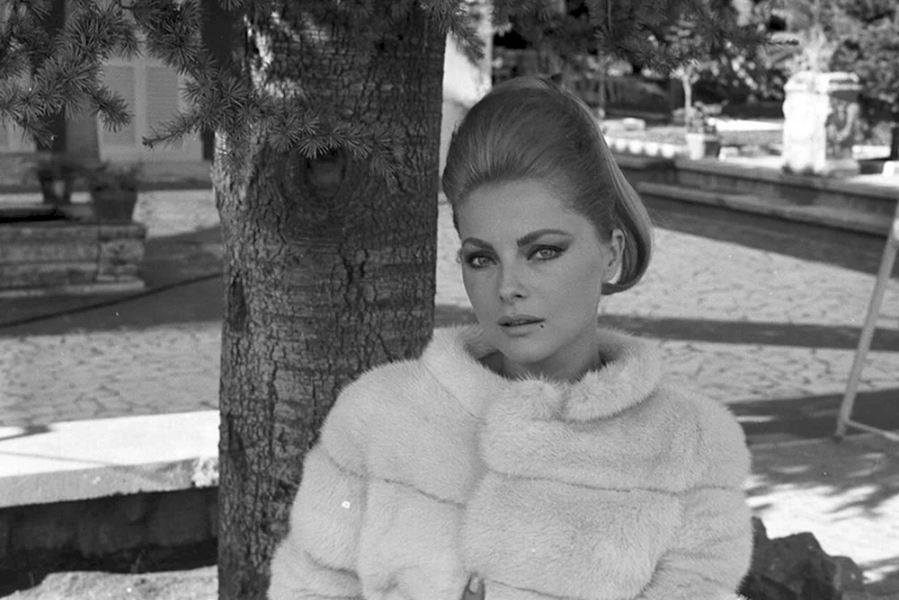 Virna Lisi als junge Frau