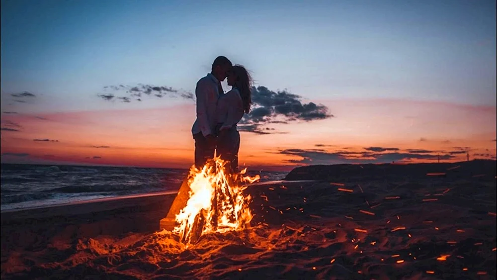 Liebespaar am Lagerfeuer
