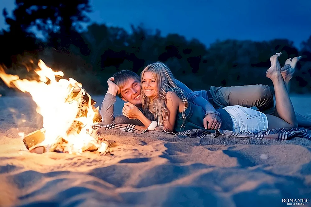 Liebespaar am Feuer