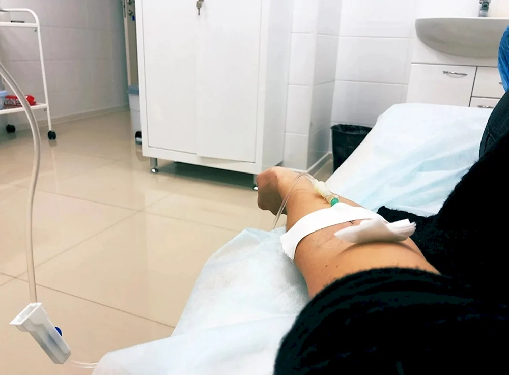 Mädchen im Krankenhaus unter einer Infusion