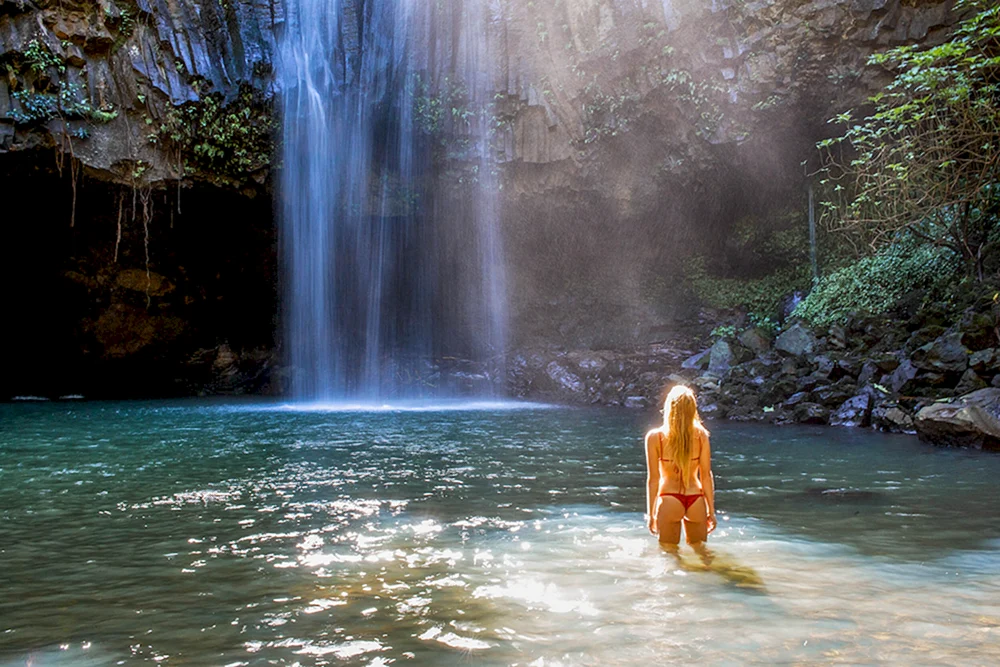 Das Mädchen unter dem Wasserfall