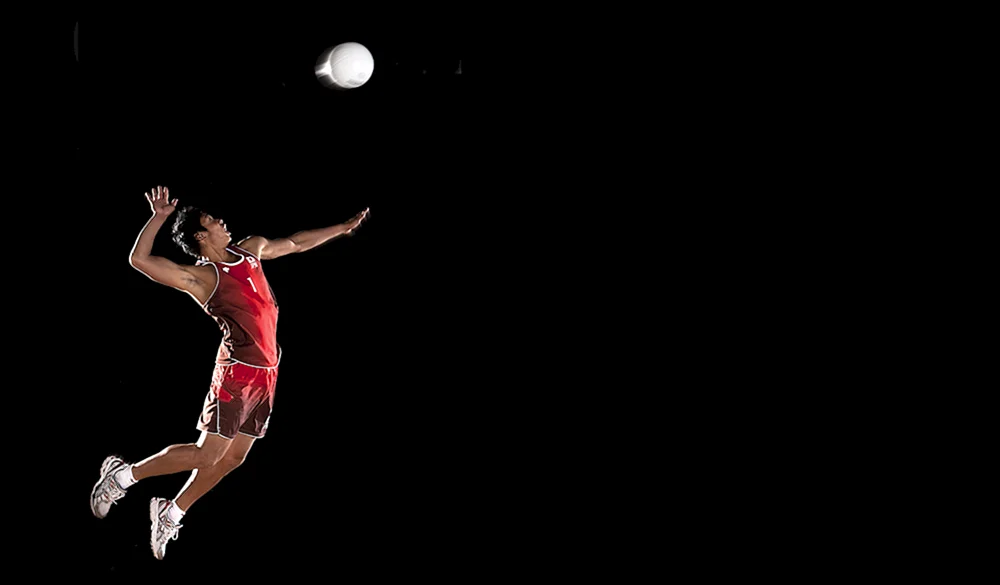 Volleyball Spielerin springt