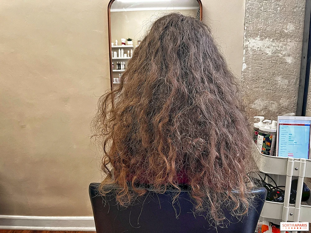 Wie man lockiges kurzes Haar mit Haarnadeln schön stylt