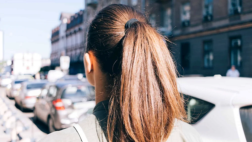 Mädchen mit Haaren im Rücken