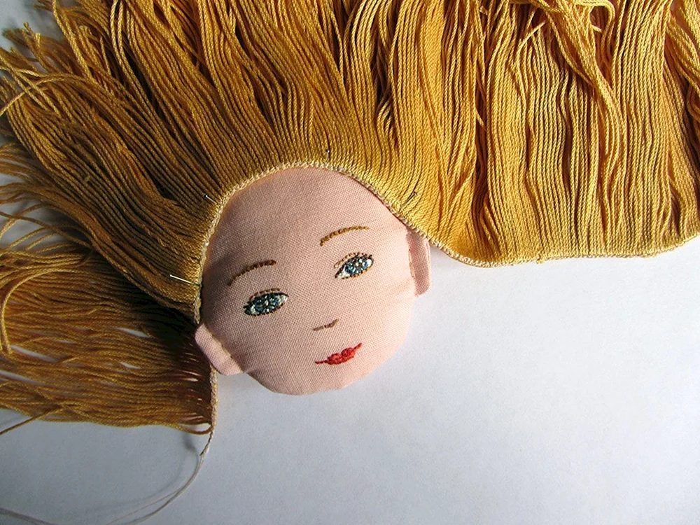 Haare für Puppe mit Garn