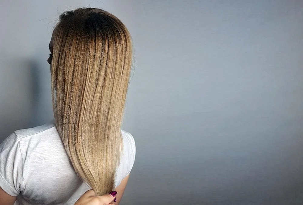 Blondes Haar bis zu den Schulterblättern
