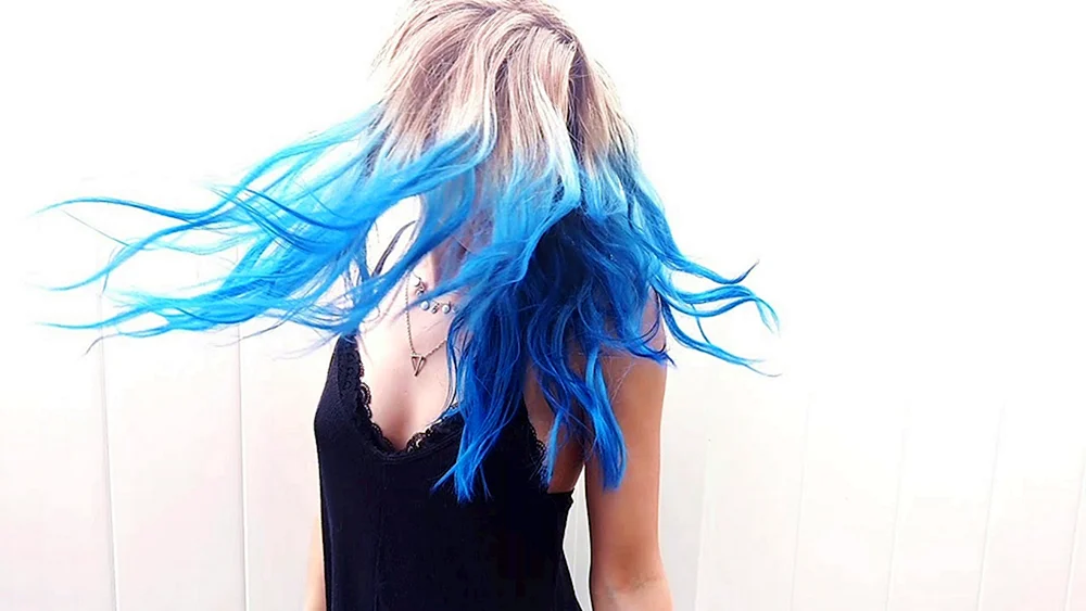 Mädchen mit lila Haaren