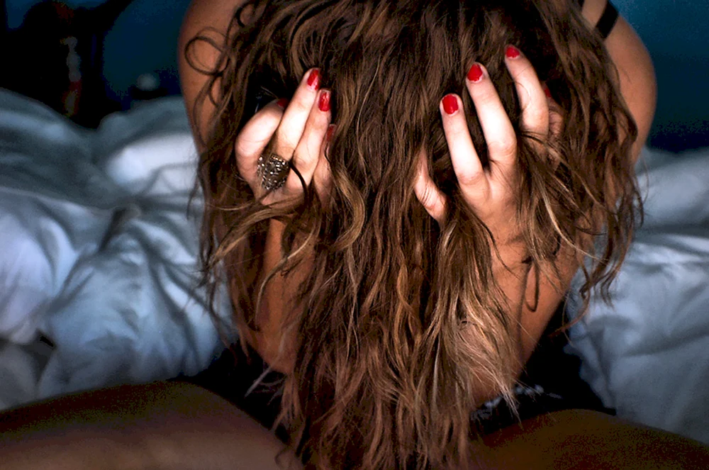 Ein Mann, der einem Mädchen die Haare in den Händen hält