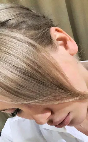 Haare hellblond aschig