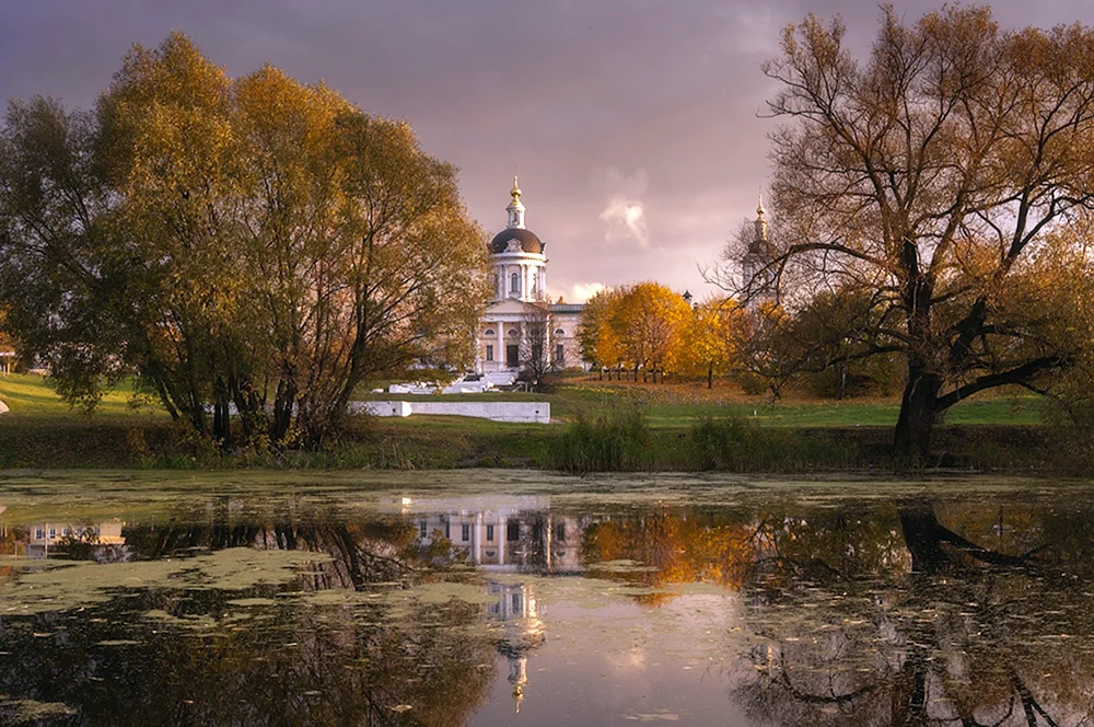 Die Auferstehungskathedrale von Staraja Russa Herbst