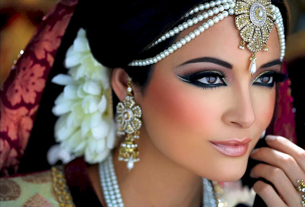 Östliches Augen Makeup Jadi