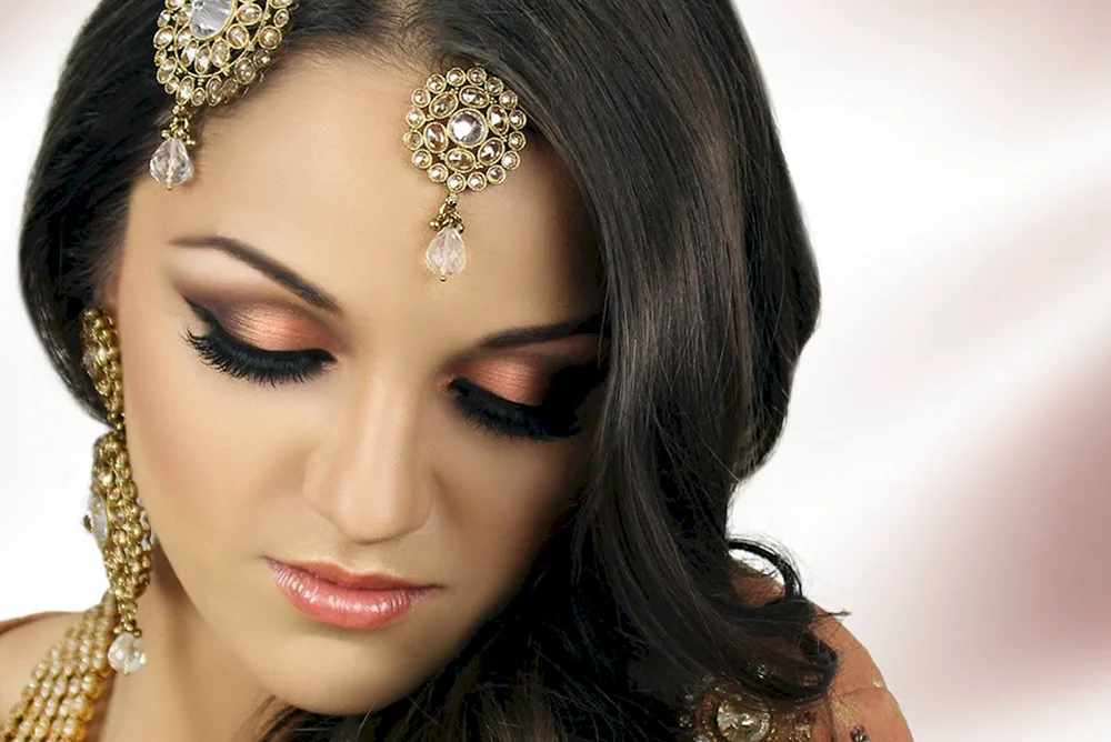 Östliches Augen Make-up Jadi