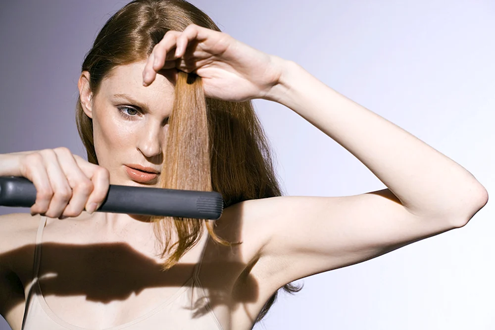 Verbrannte Haare mit einem Glätteisen