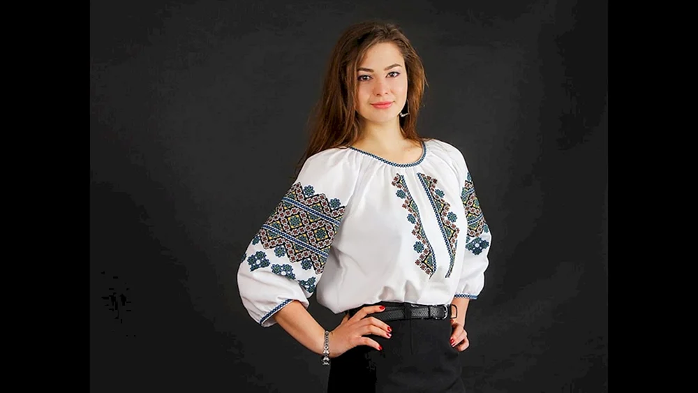 Ukrainische Frauen in bestickter Kleidung