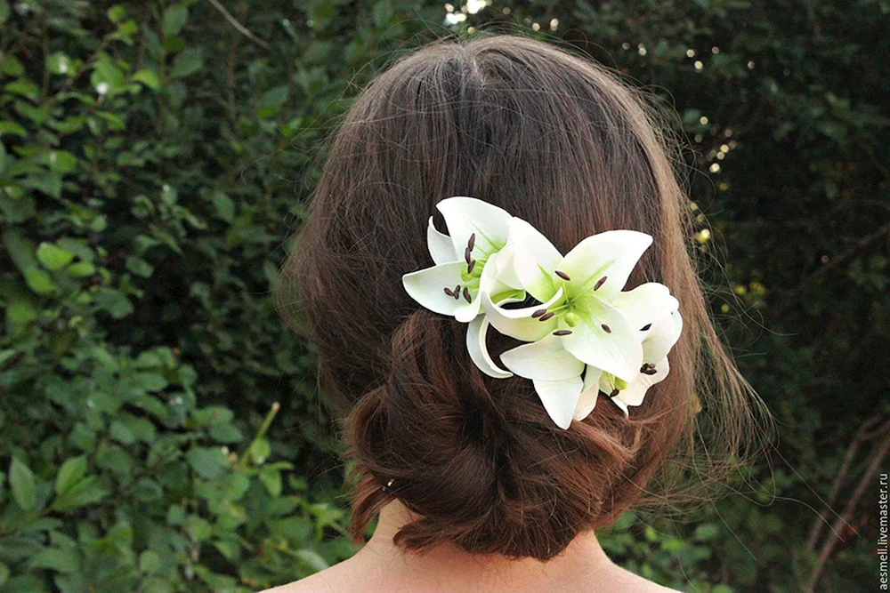 Haar mit Blumen