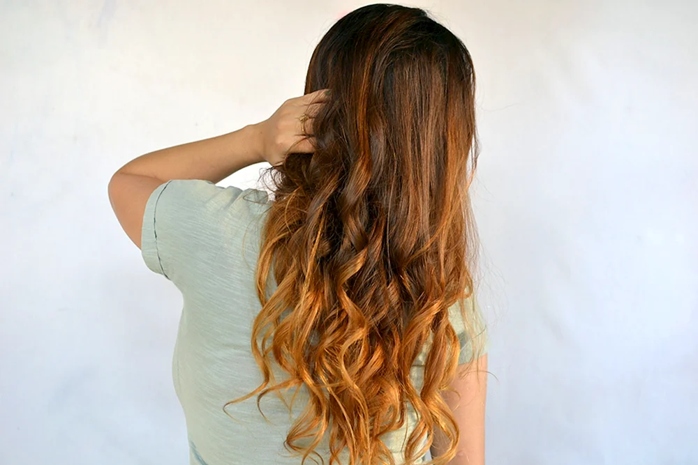 Locken an den Enden von langem Haar