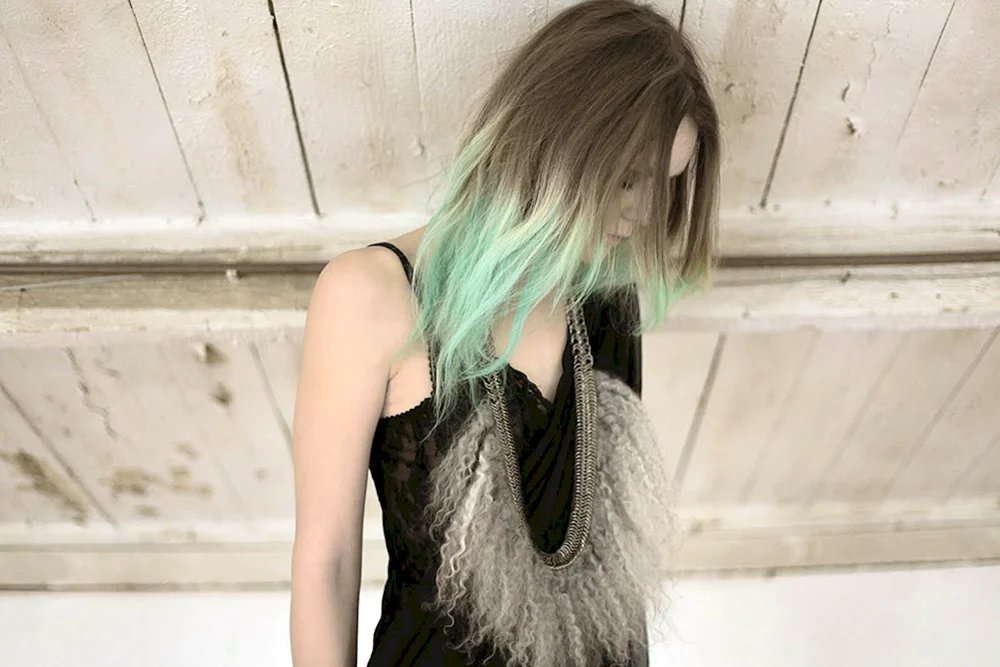 Grüne Spitzen auf blondem Haar