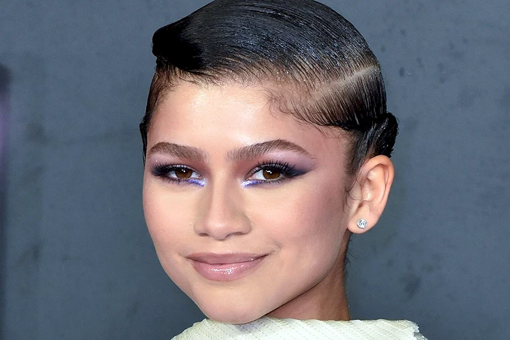 Zendaya mit einem Bündel