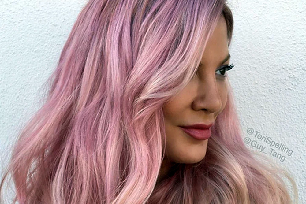 Perlblond mit einem rosa Ton