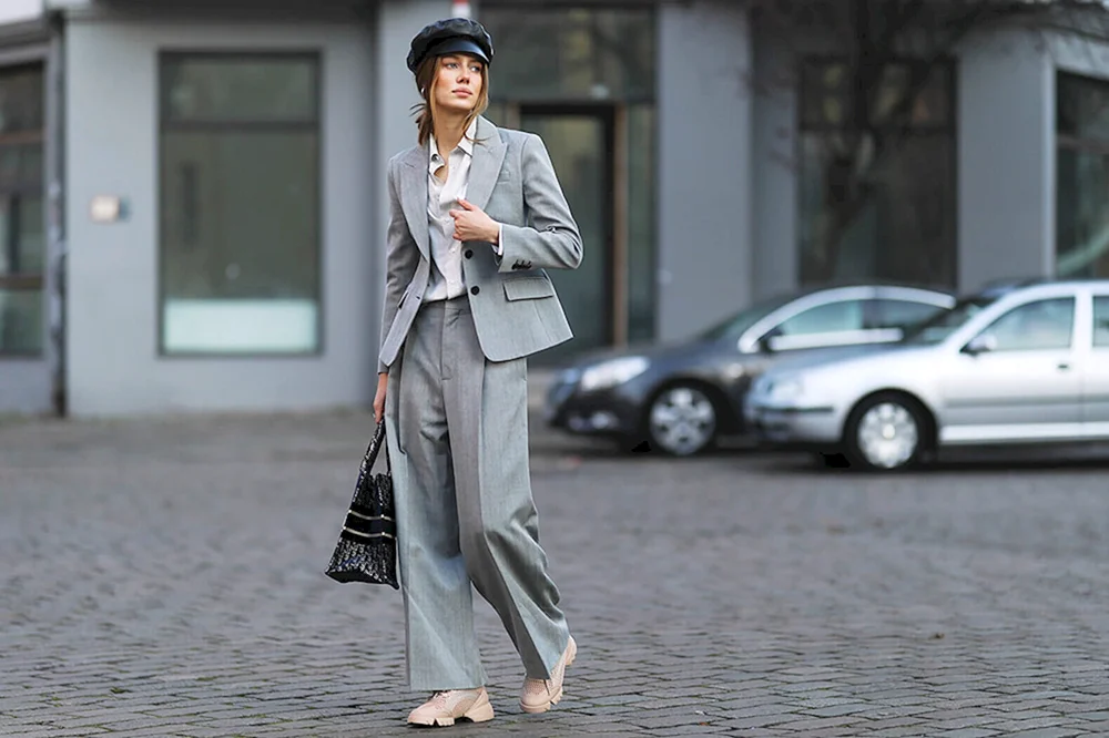 Frauen 40 in schönem stylischen Hosenanzug