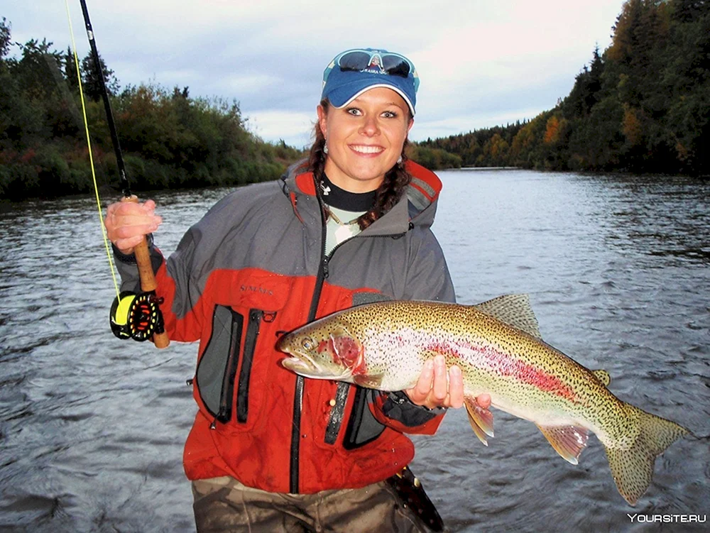Mädchen mit einem Fisch in der Hand