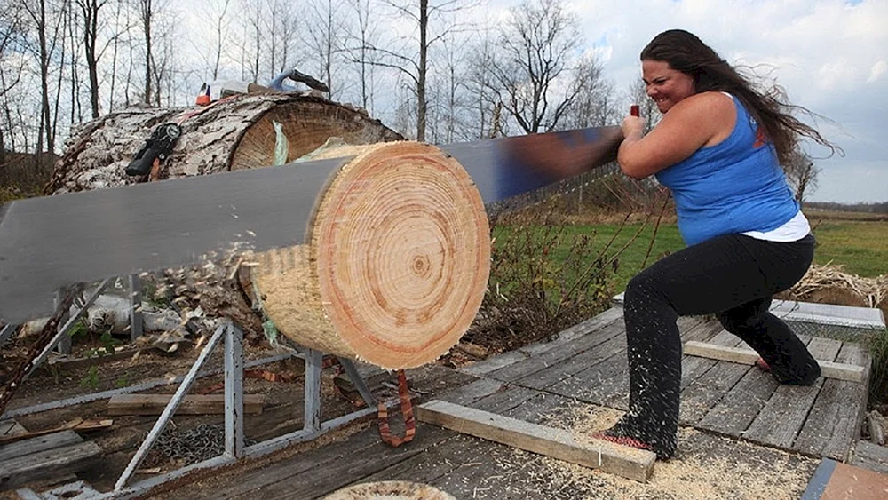Frau mit Baumstämmen