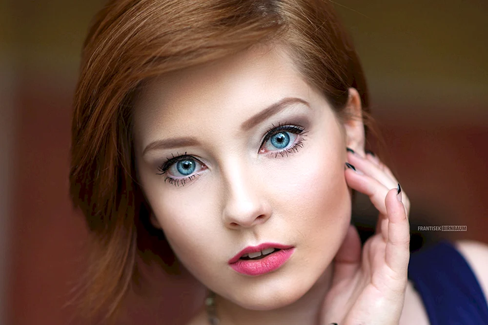 Blond mit blauen Augen