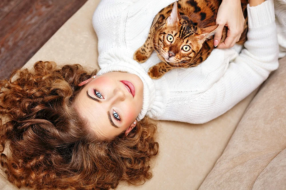 Hübsches Mädchen mit Katze