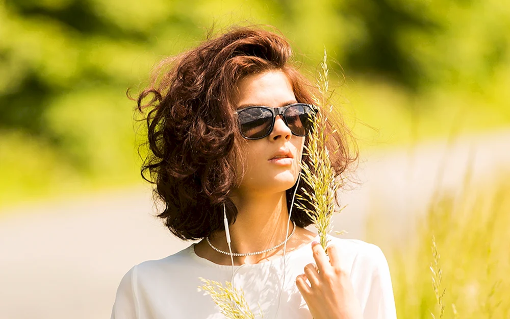 Brunette mit einem Blumenstrauß Blumen