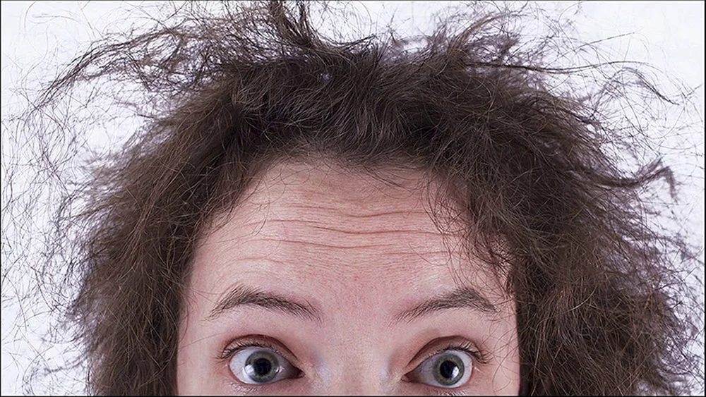 Frau mit zerzausten Haaren