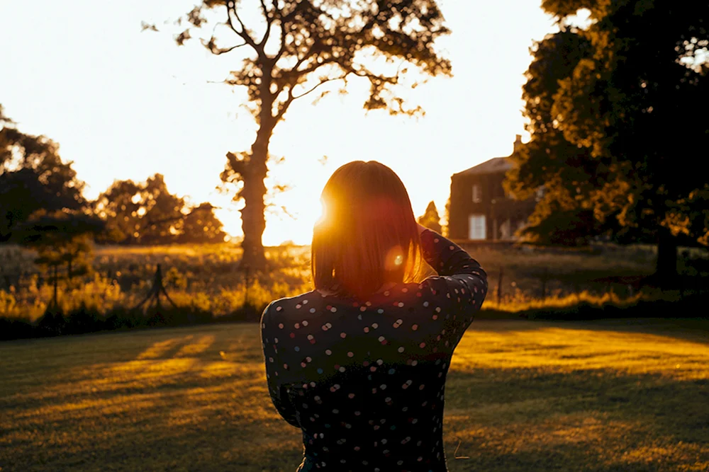 Mädchen bei Sonnenuntergang
