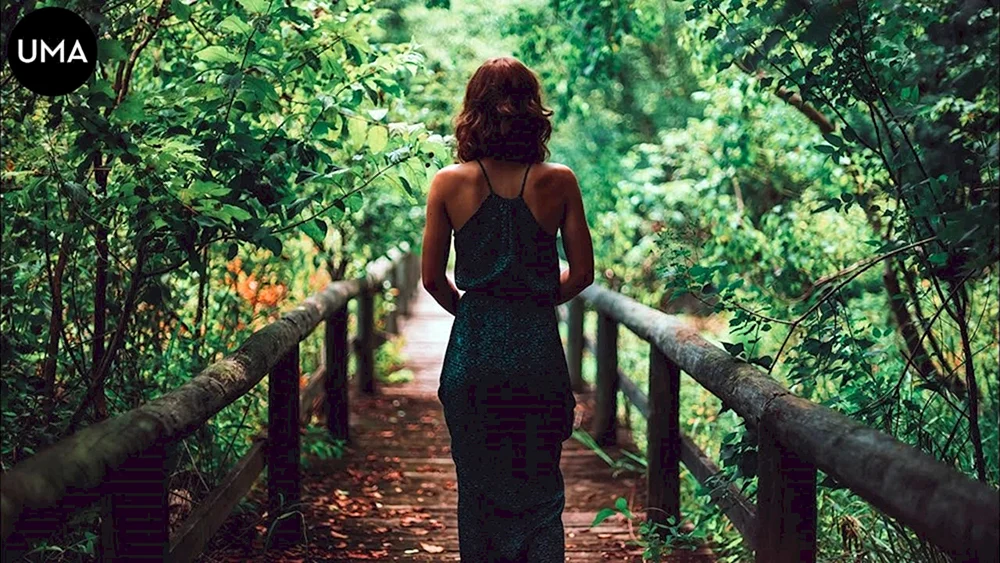 Mädchen in der Natur mit Rücken
