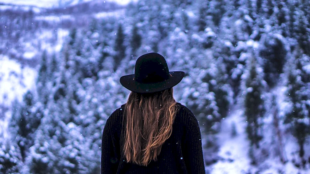 Frau mit Rücken im Winter