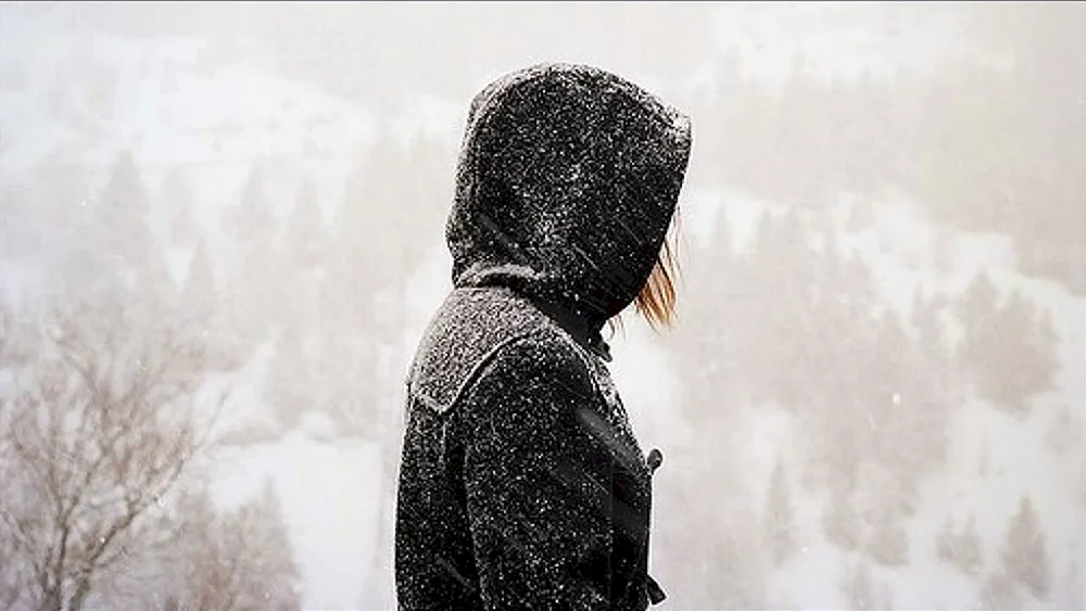 Frau mit Rücken im Winter