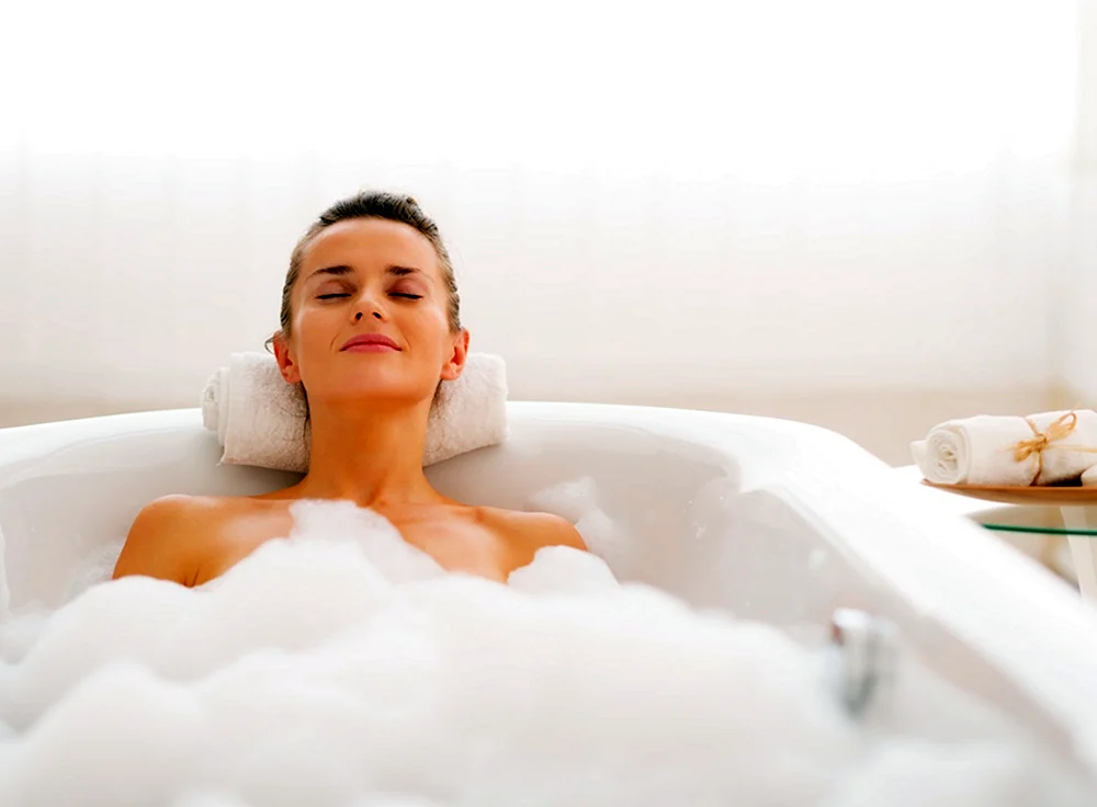 Schönes Mädchen in der Badewanne