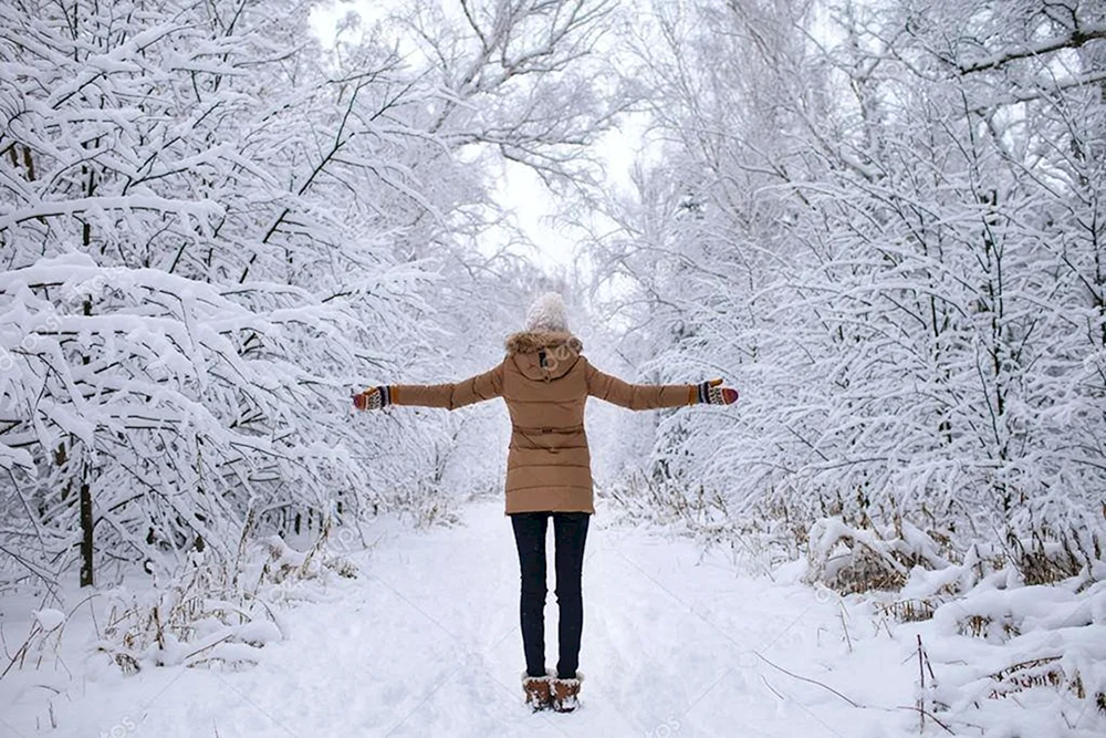 Frau im Winterwald mit Rücken
