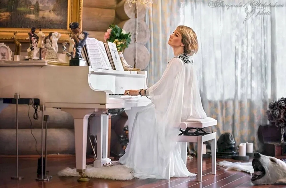Mädchen am Klavier