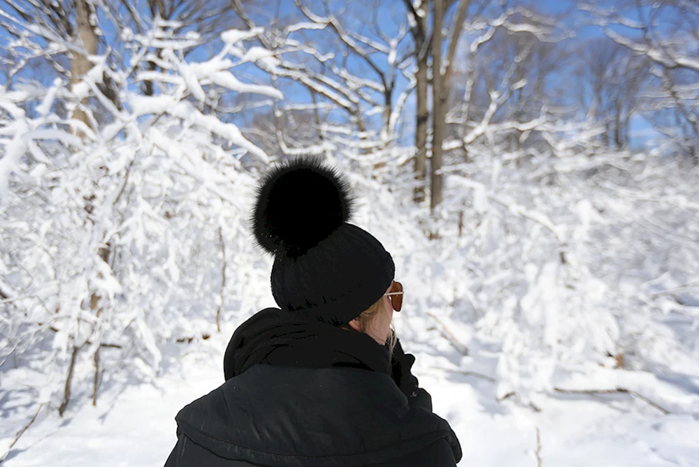 Frau im Winter von hinten