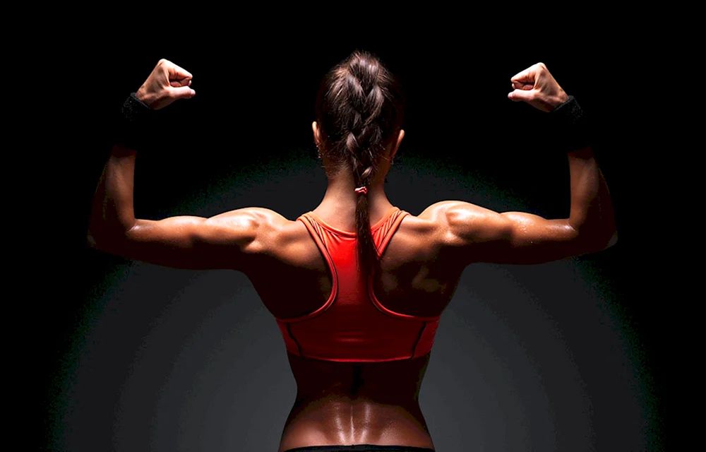 Mann im Fitnessstudio