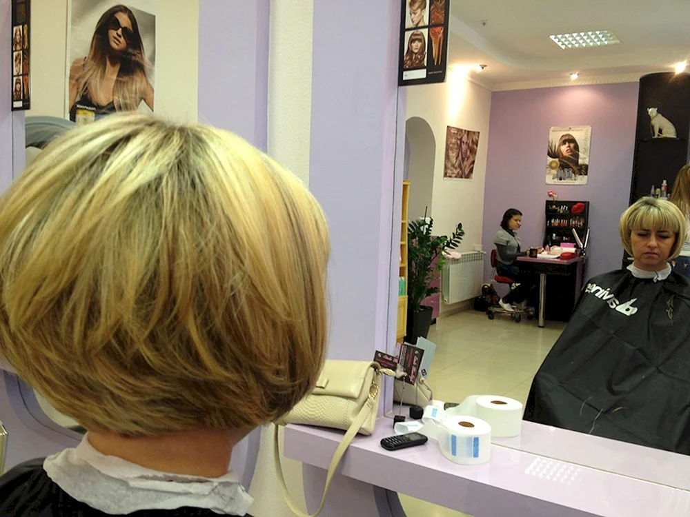 Frauenhaarschnitt im Salon