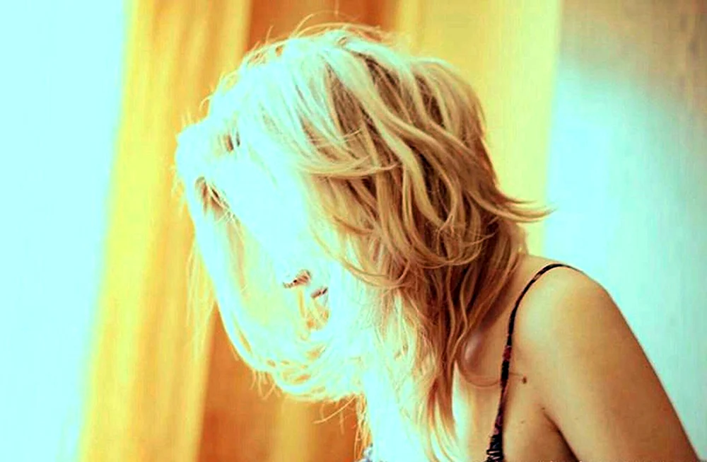 Blond mit einem Bob von hinten