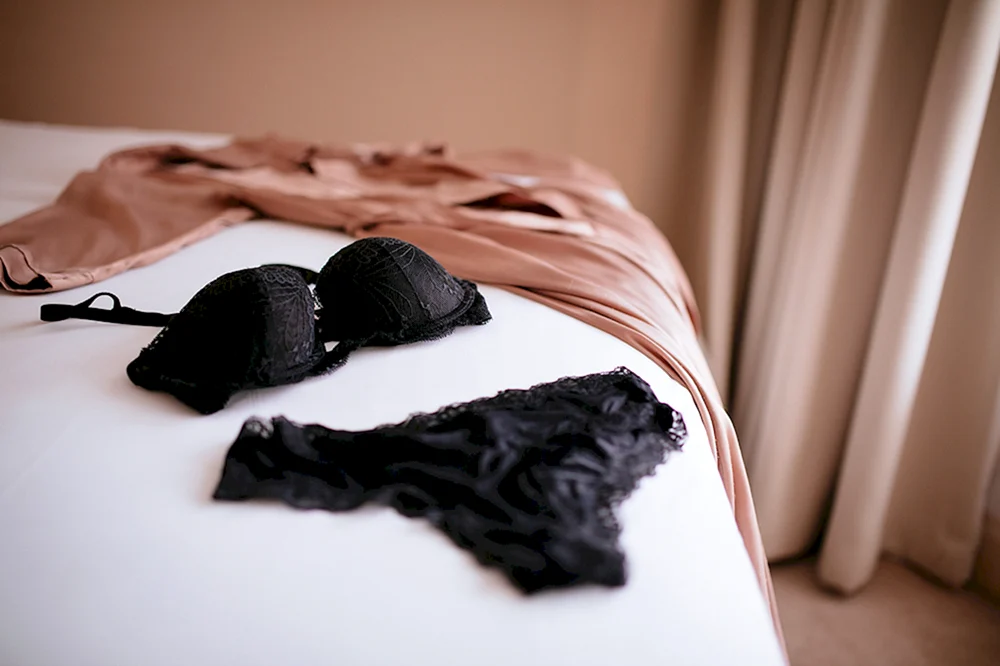 Frauenunterwäsche auf dem Bett