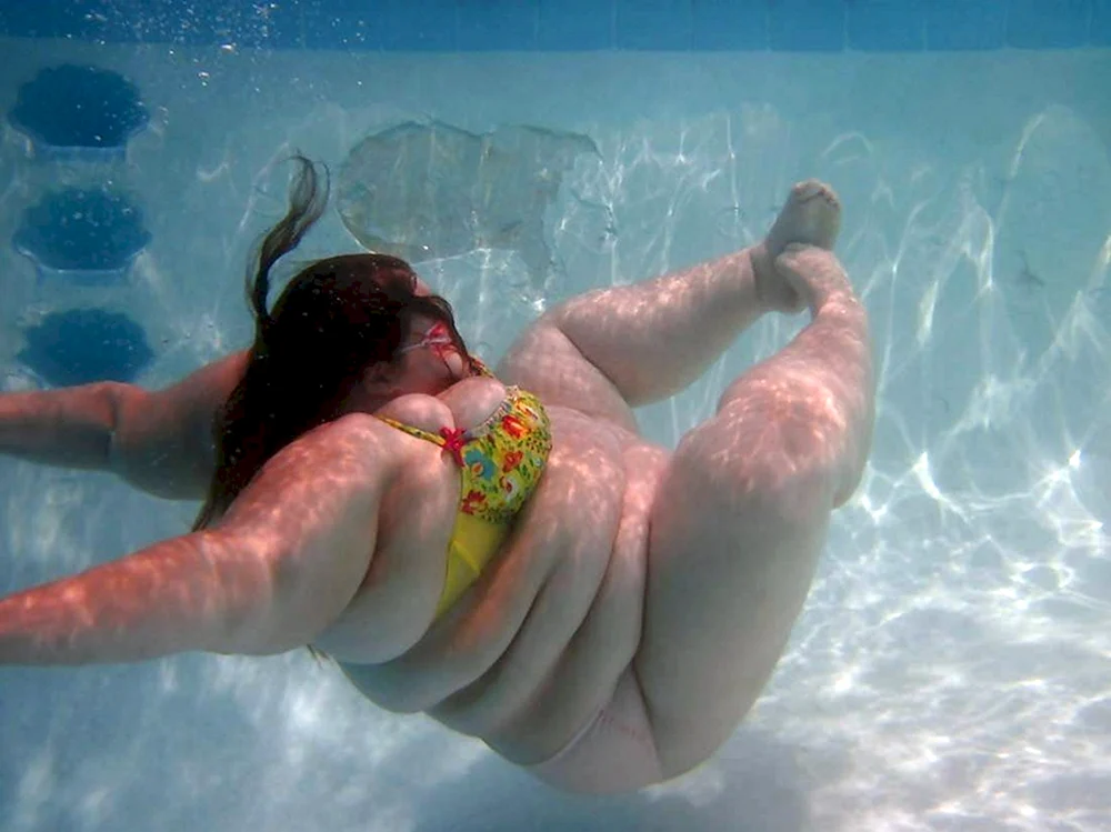 Fette Frauen im Pool
