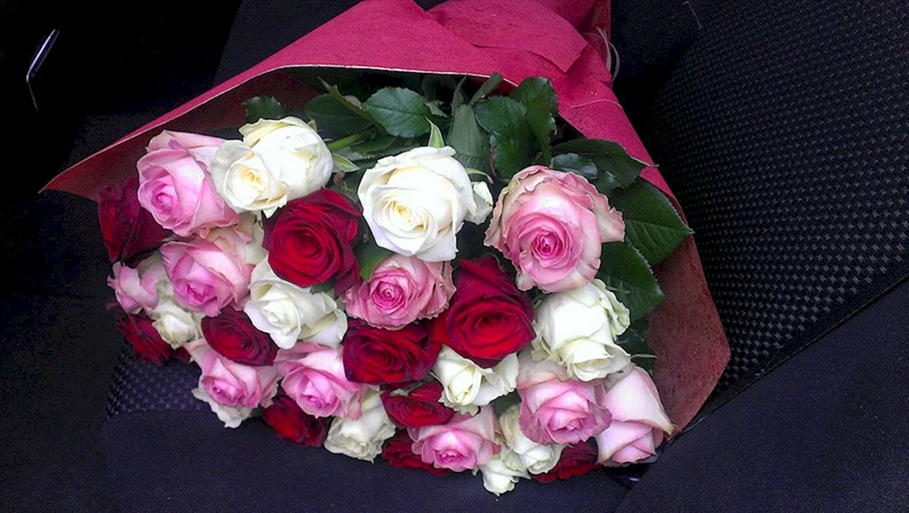 Blumen in den Händen eines Mädchens
