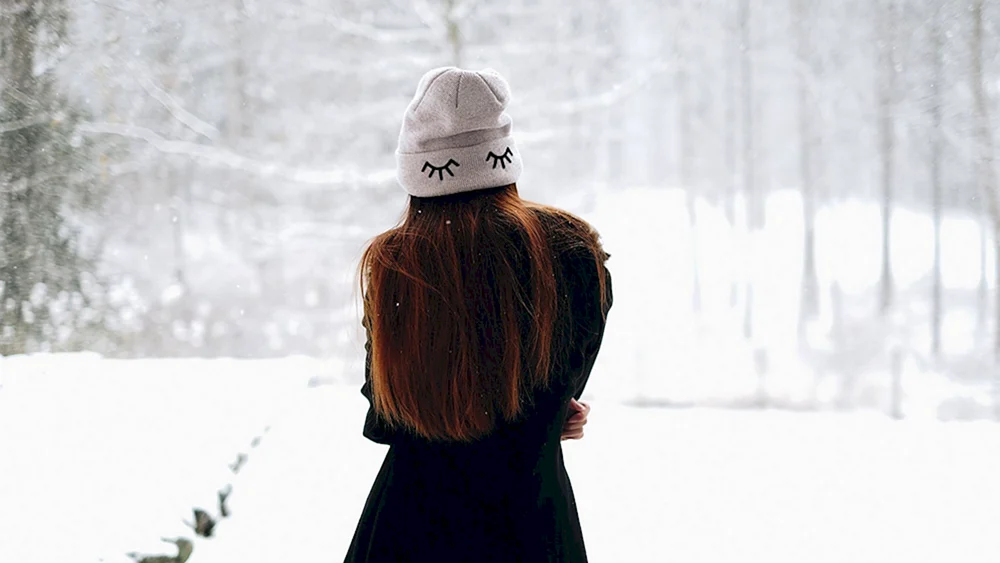 Wintermädchen mit Rücken im Winter