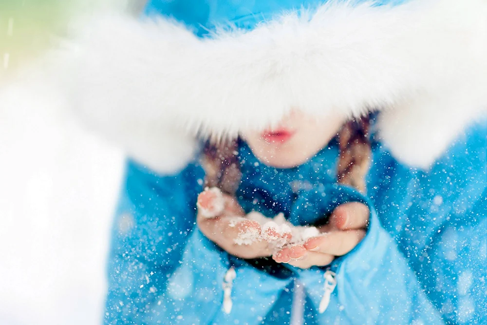 Hübsche Mädchen in Winterkleidung