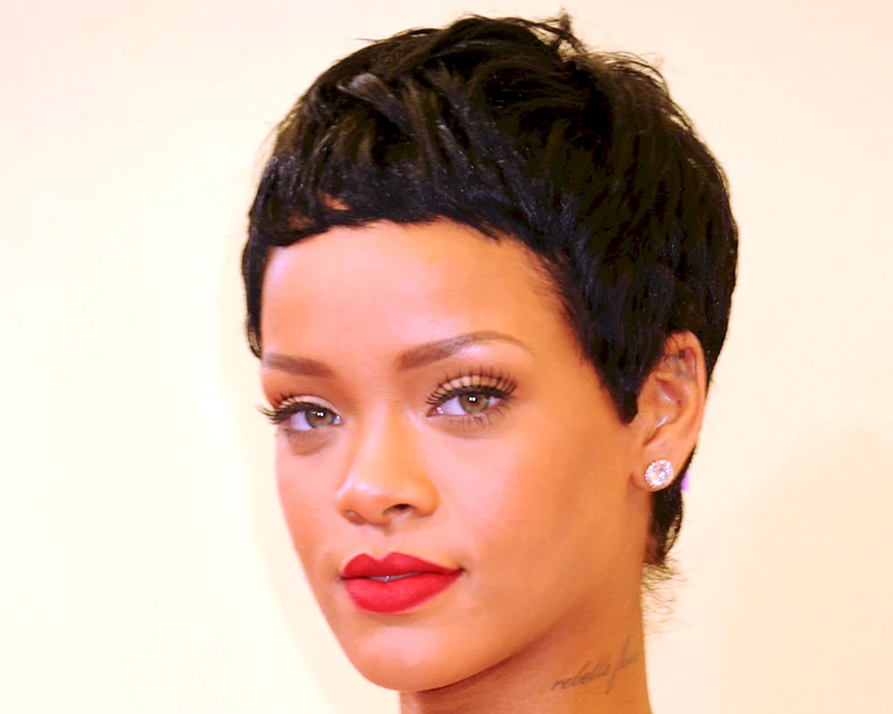 Zoe Kravitz mit kurzen Haaren Haarschnitt