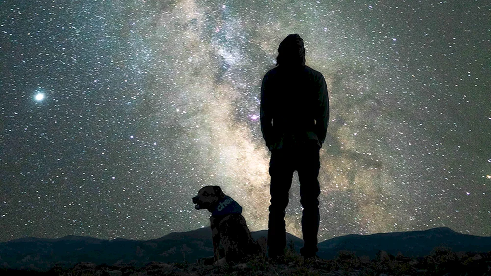 Ein Paar bei Nacht unter dem Sternenhimmel